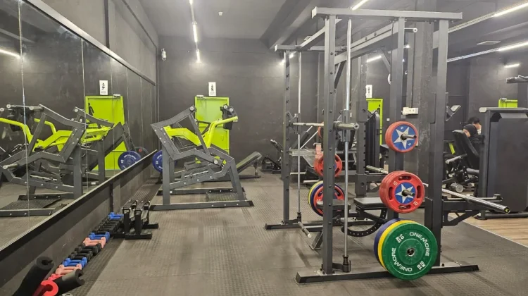 Tips Gym untuk Pemula agar Tetap Konsisten dan Terhindar Cedera