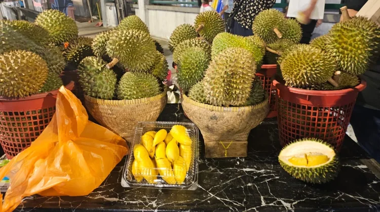 Wajib Coba Sensasi Makan Durian di Kampung Baru Kuala Lumpur