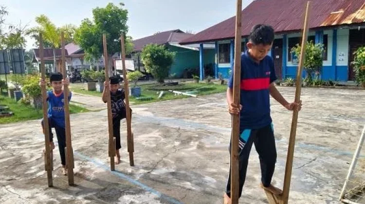 Lestarikan Budaya Lokal, MTsN 3 Bengkalis Gelar Praktik Permainan Enggrang