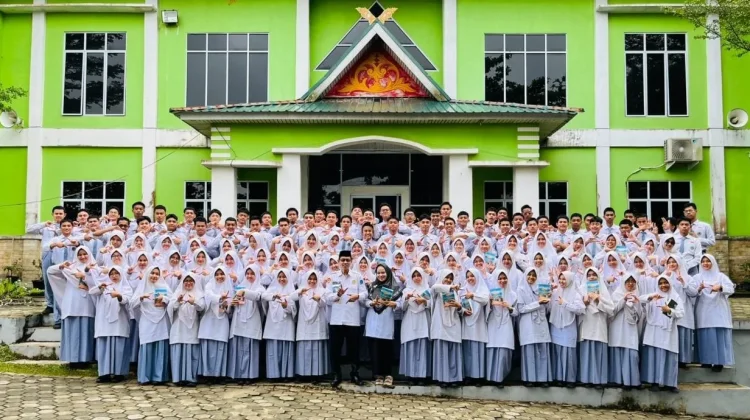 Karya Literasi Celvestra, MAN IC Siak Abadikan Pengalaman Homestay dalam Buku