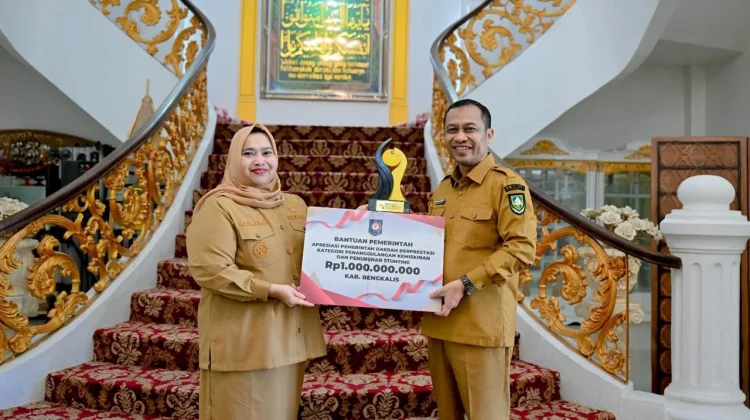 Wabup Serahkan Penghargaan Nasional Kepada Bupati Bengkalis di Wisma Sri Mahkota