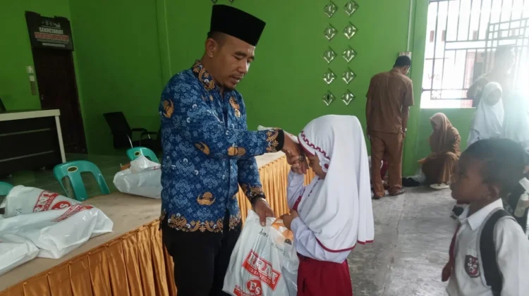 Pemerintah Desa Simpang Ayam Salurkan Bantuan Perlengkapan Sekolah