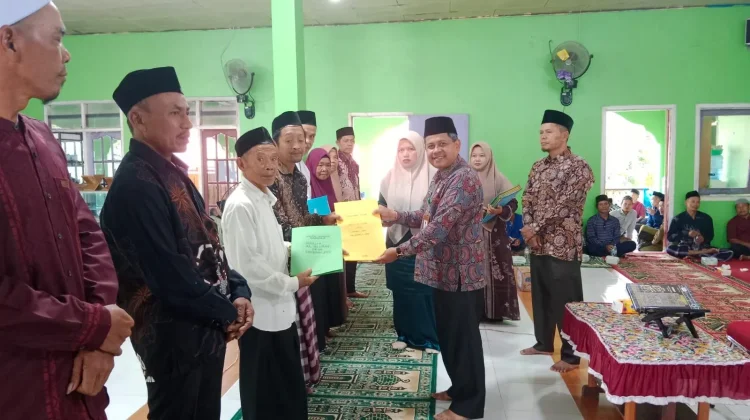 Penerbitan Sekaligus menyerahkan 8 Akta Ikrar Wakaf (AIW) kepada para Nadzir