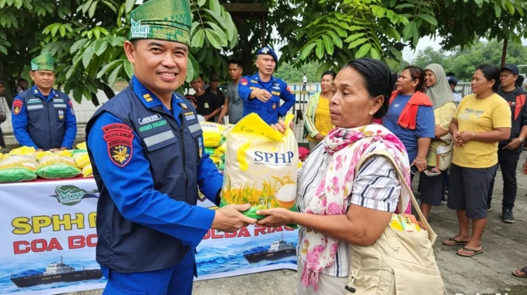 Polairud Riau Turun ke Sungai Siak, Warga Dapat Bantuan Beras