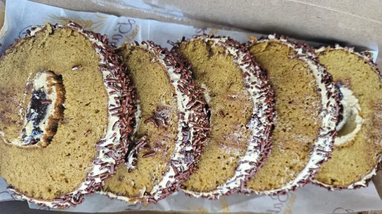 Bolu Roll Mocca Messes: Perpaduan Lembut, Manis, dan Aroma Kopi yang Menggoda