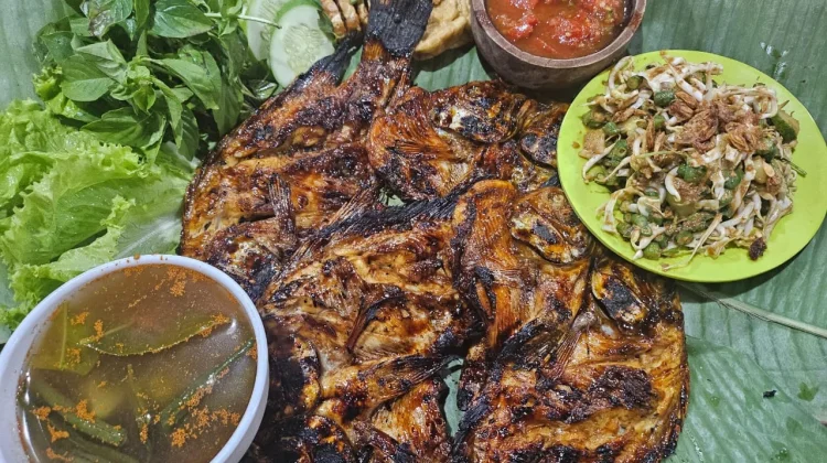 Sensasi Ikan Bakar Lalapan di Warung Sunda Banten, Nikmatnya Bikin Ketagihan