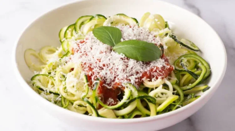 Zucchini Noodle Saus Tomat Sehat, Lezat, dan Rendah Kalori