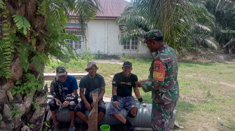 Babinsa Siak Kecil Ajak Warga Jaga Keamanan Desa