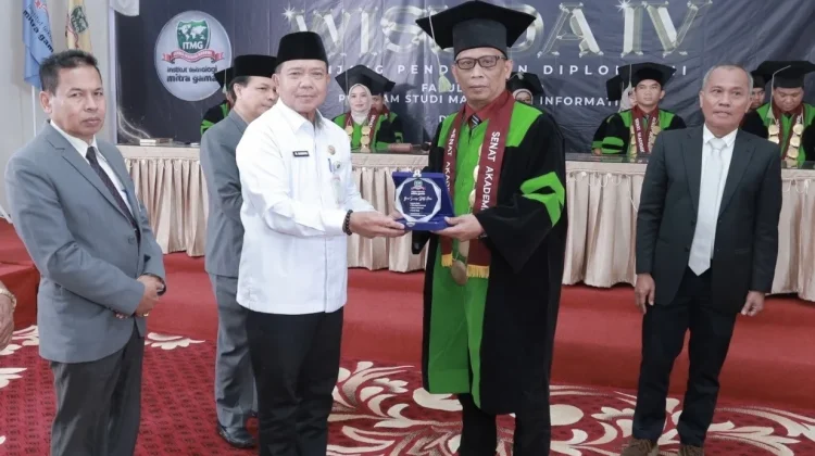 Dua Puluh Mahasiswa Institut Teknologi Mitragama Duri di Wisuda