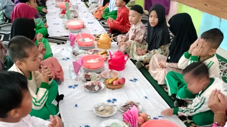 TK Aisyiah Bengkalis Gelar Pembelajaran Tema Adat Istiadat lewat Makan Berhidang