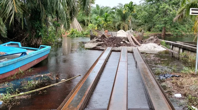 Jembatan Merah Putih Presisi Bengkalis Dikebut Pembangunannya meski Banjir