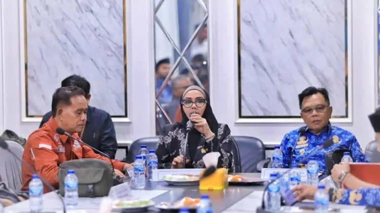 Iyet Bustami Siap Perjuangkan Nasib Pekerja Panglong Meranti