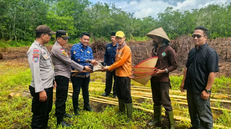 Kapolsek Bengkalis Serahkan Bantuan Alat Pertanian pada Petani Jagung