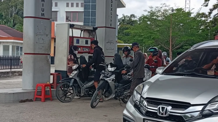 Pembatasan Pertalite Belum Pengaruhi Antrean SPBU Bengkalis