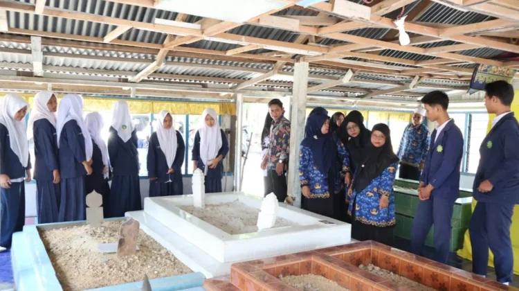 Harkitnas, MTsN 4 Bengkalis Ziarah ke Makam Ulama