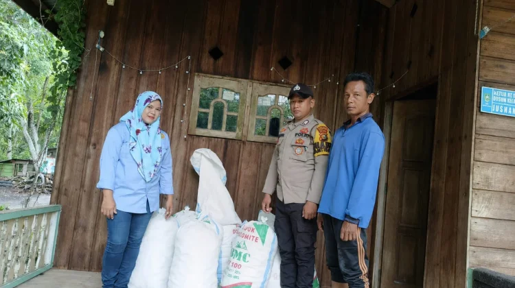 Polres Bengkalis Dampingi Petani Panen Jagung di Bukit Batu