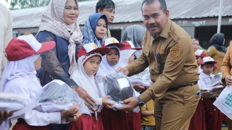 Pemkab Siak Salurkan Seragam Gratis Bantu Pelajar Kurang Mampu