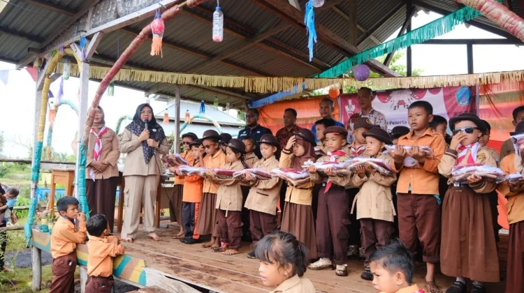 Bupati Afni Zulkifli Serahkan Seragam Gratis untuk Anak Perbatasan