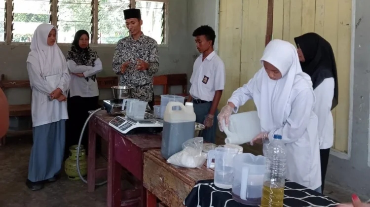 Siswa MAN 5 Kuntu Berhasil Ubah Minyak Jelantah Menjadi Biodiesel Ramah Lingkunga