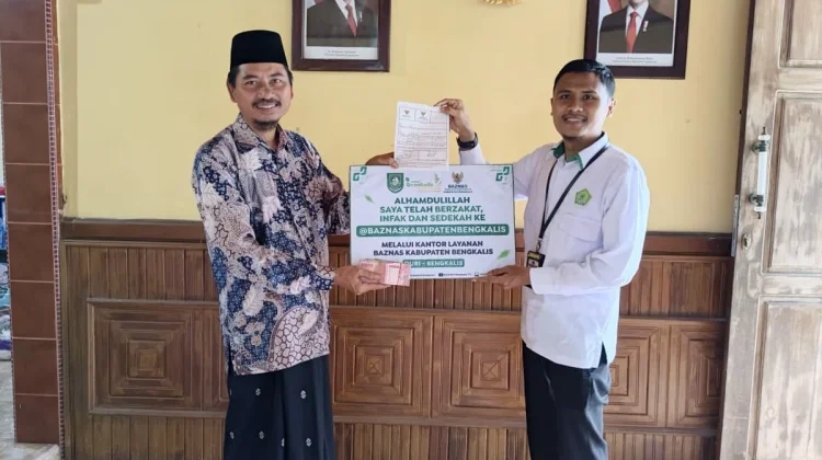 UPZ KUA Pinggir Salurkan Zakat ke BAZNAS Bengkalis