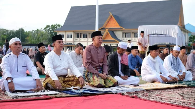 Bupati dan Wabup Meranti Masyarakat Perkuat Persaudaraan di Idul adha