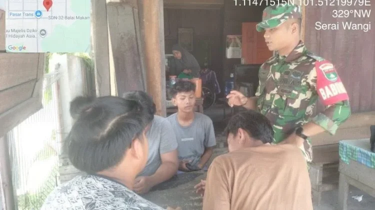 Babinsa Praka Sinaga Tanamkan Nilai Pancasila Kepada Masyarakat