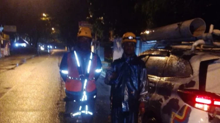 Petugas PLN Berjibaku Pulihkan Listrik Pasca Gangguan