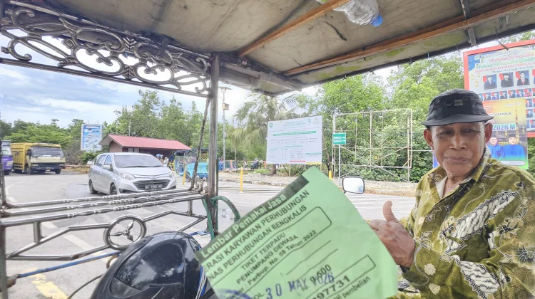 Kisah Tukang Becak Tua Menunggu Rezeki di Pelabuhan