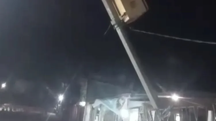 Tiang PJU Nyaris Tumbang di Pelabuhan Sungai Selari, Arus Kendaraan Terganggu