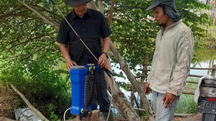 Polsek dan Kelompok Tani Dumai Cek Lahan Jagung, Basmi Hama Ulat