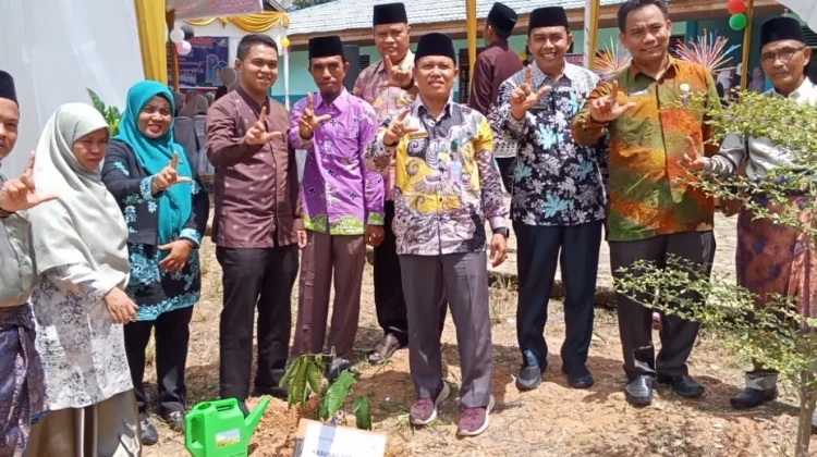 Kemenag Pelalawan Gelar Aksi Ekoteologi, Tanam Pohon di MTs Darul Falah Langgam