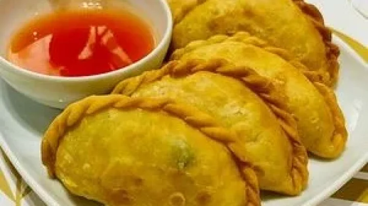 Jalangkote Khas Makassar, Camilan Renyah dengan Saus Istimewa