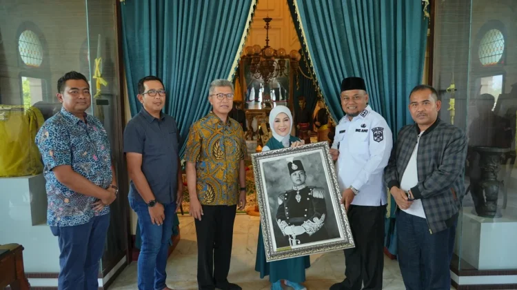 Komisaris Bank Mandiri Saksikan Pesona Wisata Siak