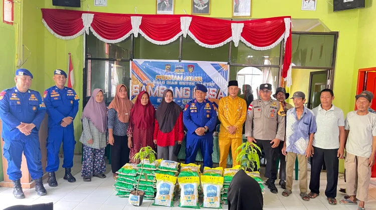 Ditpolairud Polda Riau Tebar 50 Sembako, Warga Pesisir Rupat Terharu