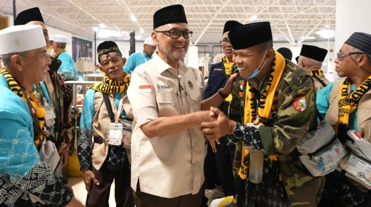 Menhaj Sapa Jemaah Kloter SUB-21 di Bandara Jeddah, Pastikan Layanan Kepulangan Ber