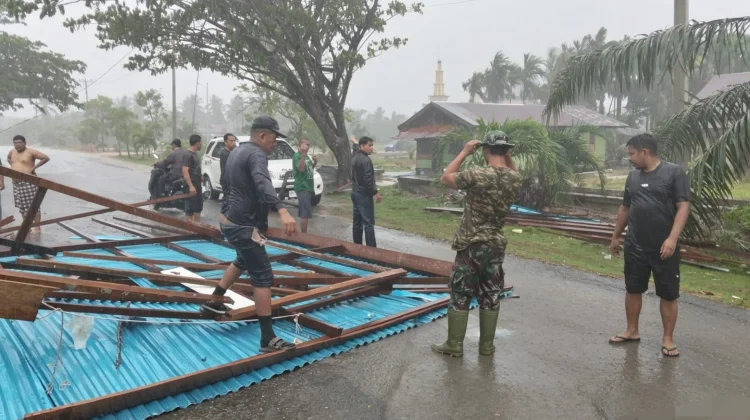 Puting Beliung di Desa Api-Api, SMPN 1 dan Rumah Warga Rusak Parah dan Listrik Padam