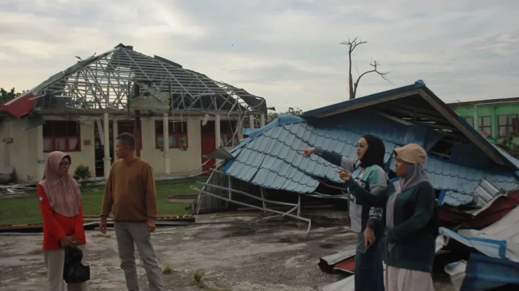 Iyeth Bustami Turun Langsung, Bantu Perlengkapan Sekolah Rusak akibat Bencana