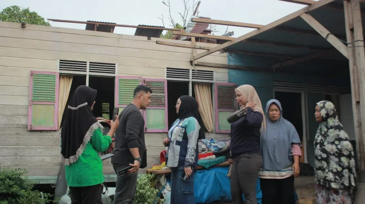 Rumah Diterjang Puting Beliung, Iyeth Bustami Salurkan Rp30 Juta