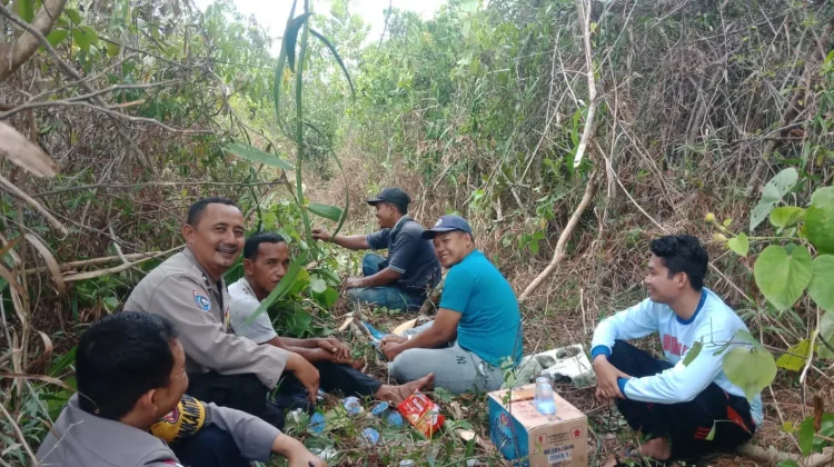 Tinggalkan Rutinitas, Polisi Turun Langsung Dampingi Petani