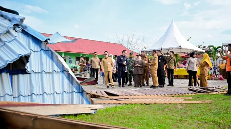 Bupati Kasmarni Tinjau Sekolah Rusak dan Serahkan Bantuan