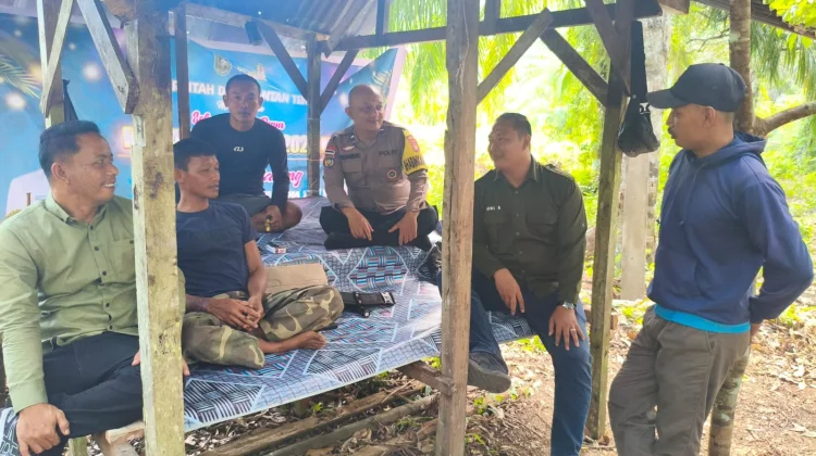 Bhabinkamtibmas Bantan Tengah Ajak Warga Buka Lahan Demi Ketahanan Pangan