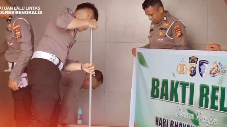 Satlantas Bengkalis Bersihkan Rumah Ibadah Sambut Hari Bhayangkara