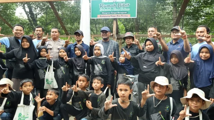 Sekolah Alam Mangrove di Sungai Apit Tanamkan Kepedulian Lingkungan sejak Dini