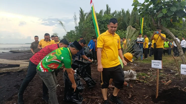 Lawan Abrasi Selat Malaka, Kapolres Bengkalis Turun Tanam Mangrove di Meskom