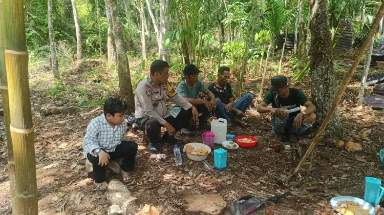 Bhabinkamtibmas Teluk Lancar Ajak Warga Manfaatkan Lahan Kosong