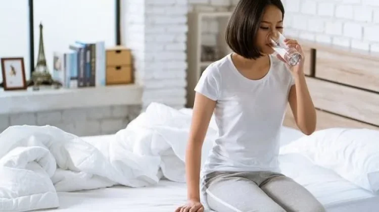 Lima Manfaat Minum Air Putih saat Bagun Tidur