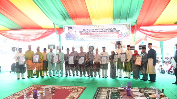 Bupati Bengkalis Terima Penghargaan Program Masjid Ramah Pemudik