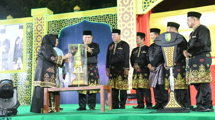 Bupati Kasmarni Serahkan Piala Bergilir di Pembukaan MTQ ke-44 Riau