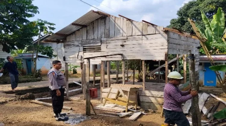 Polda Riau Bedah 13 Rumah Warga Sambut HUT Bhayangkara ke-80