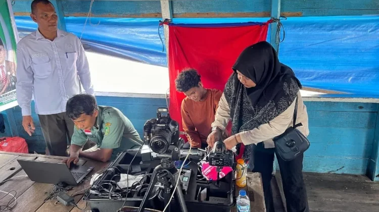 Disdukcapil Meranti Jemput Bola Layani Warga Suku Asli Terpencil